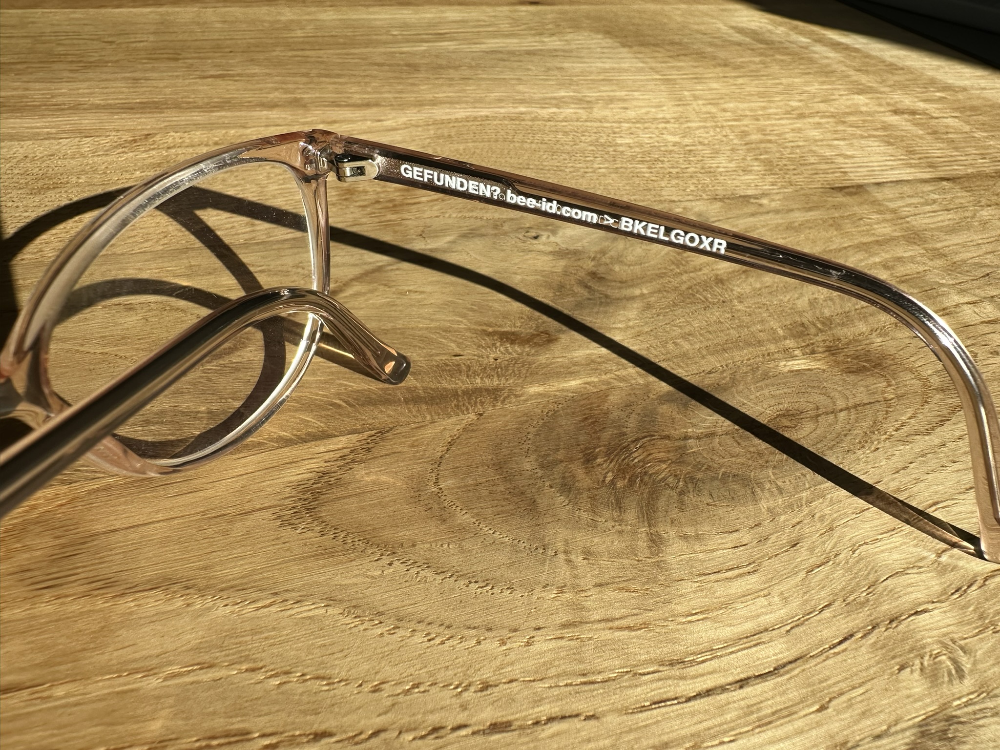 Bee-ID Mini-UV-Sticker im Bügel einer rosé Alltagsbrille – GEFUNDEN? bee-id.com