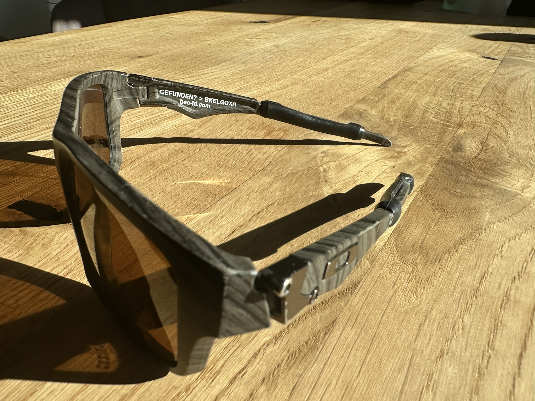 Bee-ID Mini-UV-Sticker eingeklebt im Bügel einer hochwertigen Oakley Sportbrille