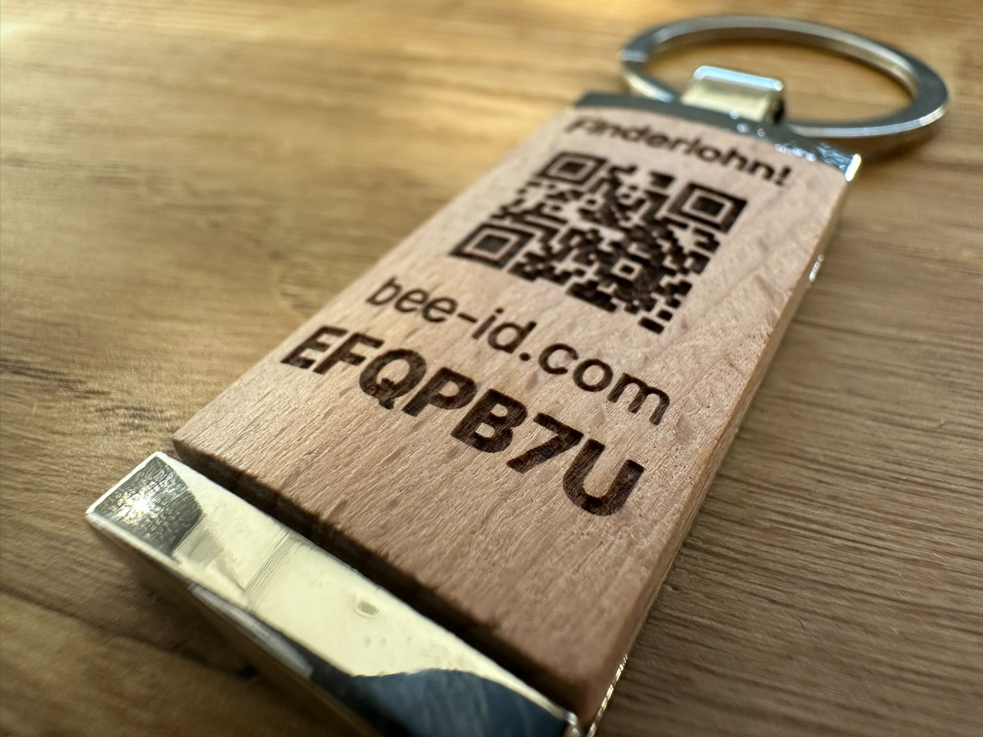 Bee-ID QR Code Schlüsselanhänger aus Holz – Nahaufnahme mit Finderlohn! bee-id.com EFQPB7U