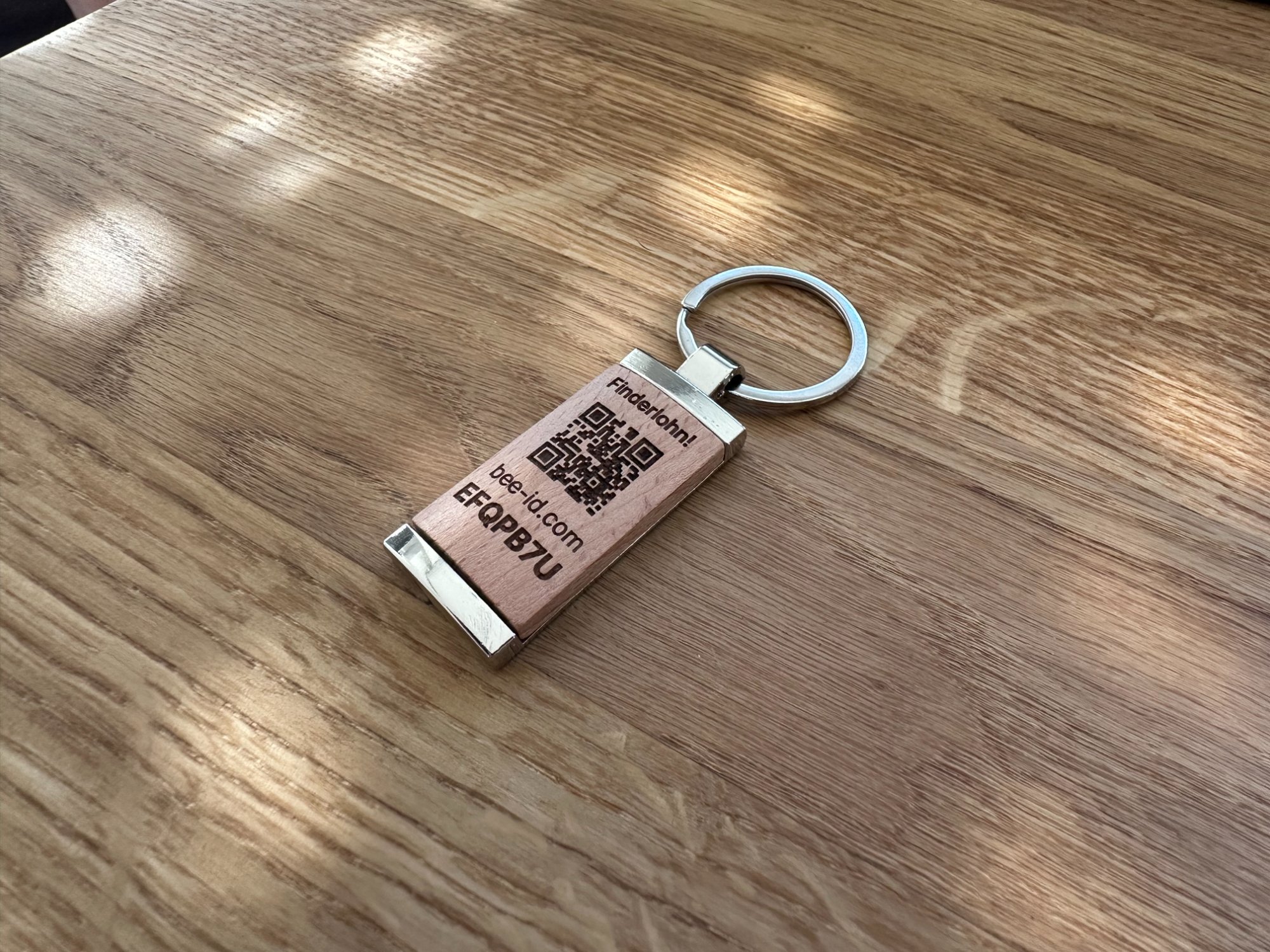 Bee-ID QR Code Schlüsselanhänger aus Holz – Gesamtansicht auf Holztisch