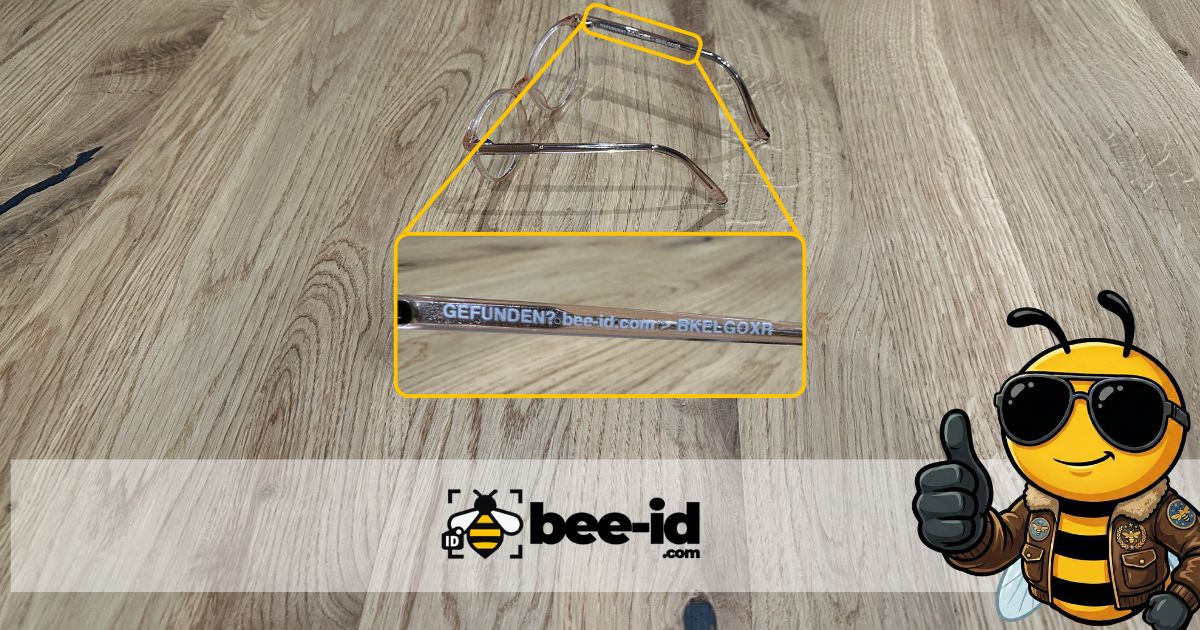Bee-ID Mini-UV-Sticker im Brillenbügel einer Sportbrille – GEFUNDEN? bee-id.com – kaum sichtbar, sofort scanbar